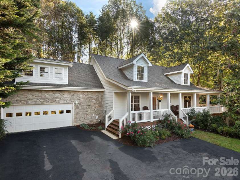 101 Skyview Drive, Asheville, NC 28804.  MLS# CAR4364815, YatesRealty ID 14138. 
