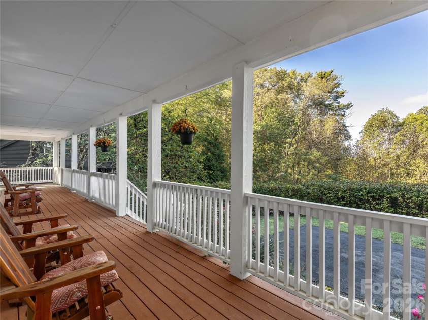 101 Skyview Drive, Asheville, NC 28804.  MLS# CAR4364815, YatesRealty ID 14138. 