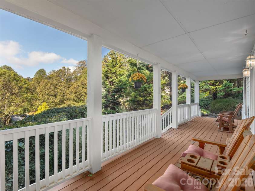 101 Skyview Drive, Asheville, NC 28804.  MLS# CAR4364815, YatesRealty ID 14138. 