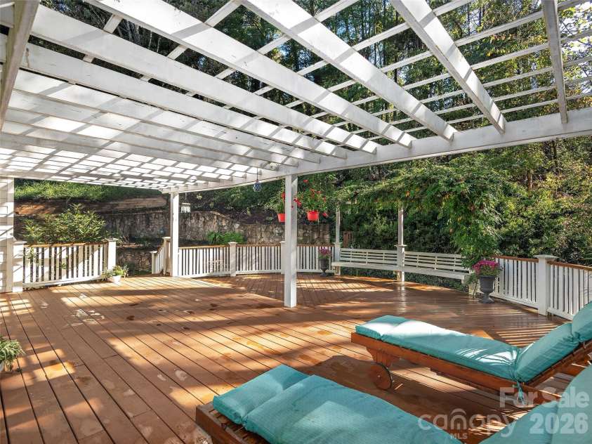 101 Skyview Drive, Asheville, NC 28804.  MLS# CAR4364815, YatesRealty ID 14138. 