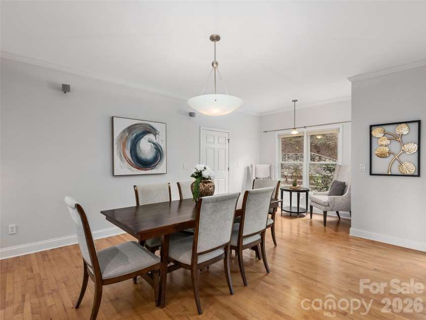 101 Skyview Drive, Asheville, NC 28804.  MLS# CAR4364815, YatesRealty ID 14138. 