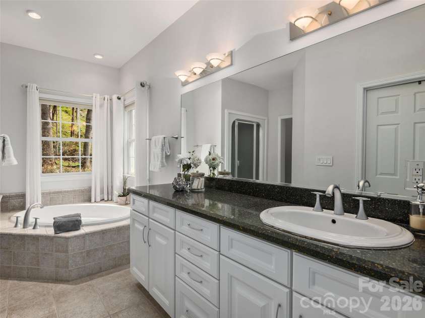 101 Skyview Drive, Asheville, NC 28804.  MLS# CAR4364815, YatesRealty ID 14138. 