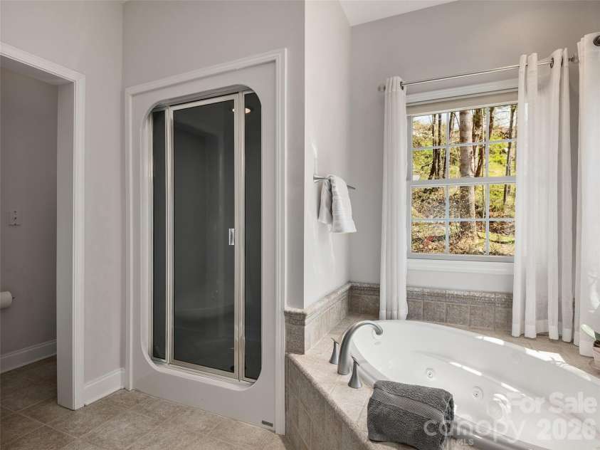 101 Skyview Drive, Asheville, NC 28804.  MLS# CAR4364815, YatesRealty ID 14138. 