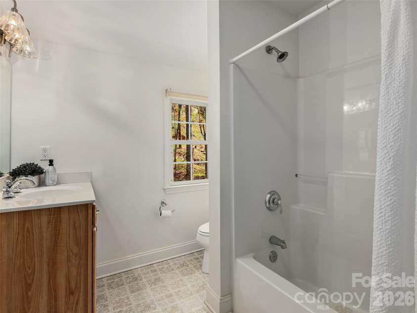 101 Skyview Drive, Asheville, NC 28804.  MLS# CAR4364815, YatesRealty ID 14138. 