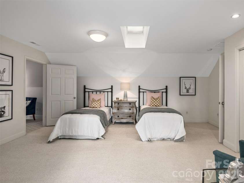 101 Skyview Drive, Asheville, NC 28804.  MLS# CAR4364815, YatesRealty ID 14138. 