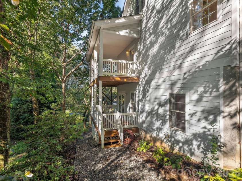 101 Skyview Drive, Asheville, NC 28804.  MLS# CAR4364815, YatesRealty ID 14138. 