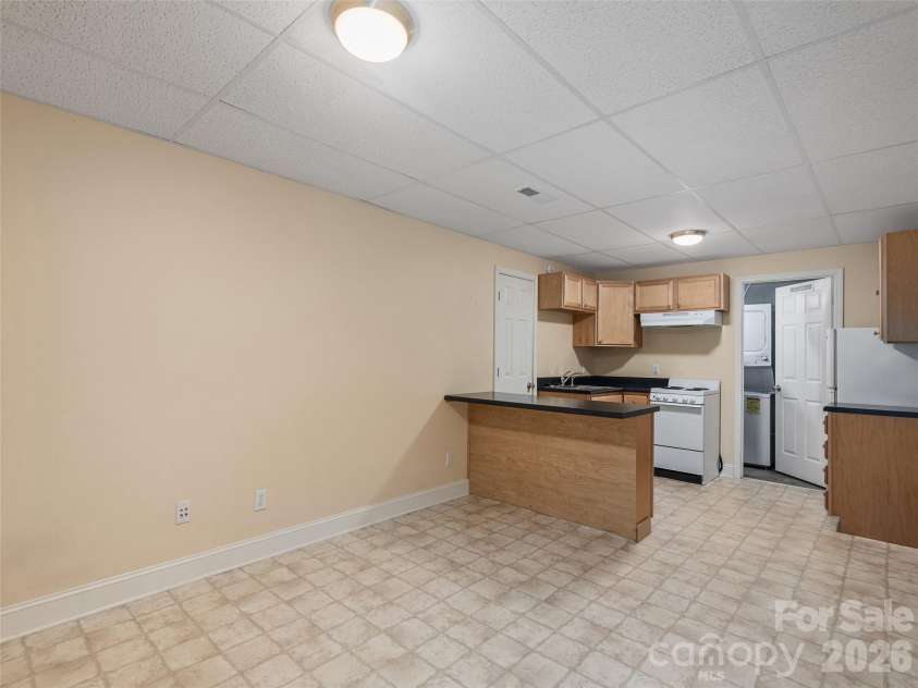 101 Skyview Drive, Asheville, NC 28804.  MLS# CAR4364815, YatesRealty ID 14138. 