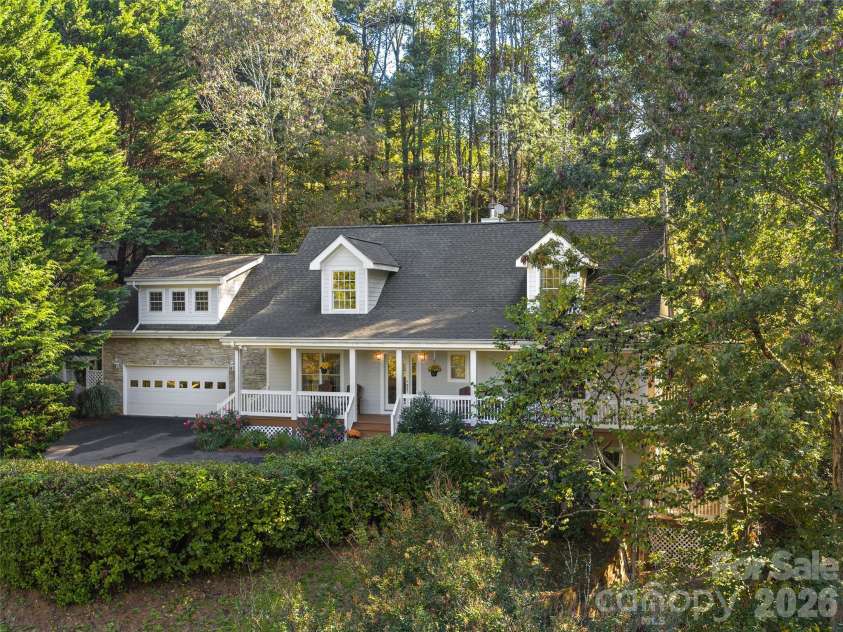 101 Skyview Drive, Asheville, NC 28804.  MLS# CAR4364815, YatesRealty ID 14138. 