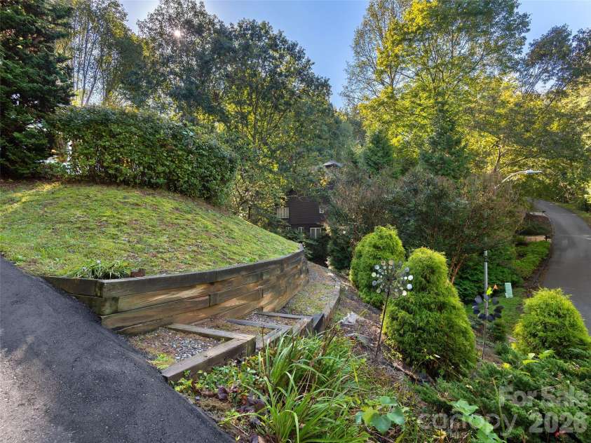 101 Skyview Drive, Asheville, NC 28804.  MLS# CAR4364815, YatesRealty ID 14138. 