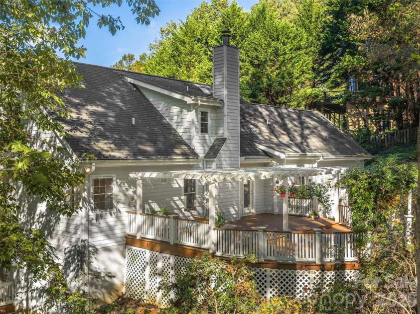 101 Skyview Drive, Asheville, NC 28804.  MLS# CAR4364815, YatesRealty ID 14138. 