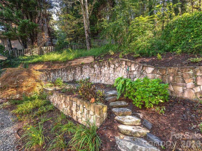 101 Skyview Drive, Asheville, NC 28804.  MLS# CAR4364815, YatesRealty ID 14138. 