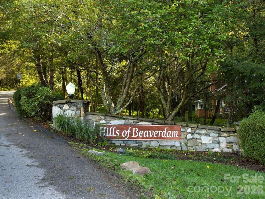 101 Skyview Drive, Asheville, NC 28804.  MLS# CAR4364815, YatesRealty ID 14138. 