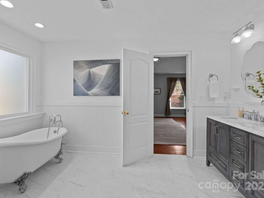 5303 Shasta Hill Court, Charlotte, NC 28211.  MLS# CAR4194738, YatesRealty ID 14138. 