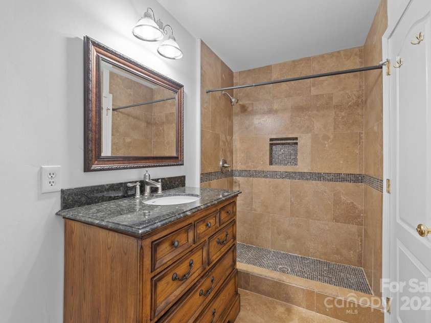 5303 Shasta Hill Court, Charlotte, NC 28211.  MLS# CAR4194738, YatesRealty ID 14138. 