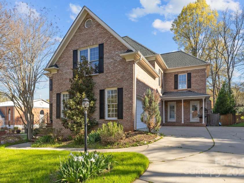 5303 Shasta Hill Court, Charlotte, NC 28211.  MLS# CAR4194738, YatesRealty ID 14138. 