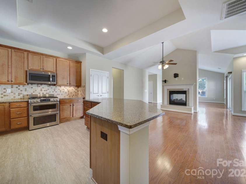 4919 Polo Gate Boulevard, Charlotte, NC 28216.  MLS# CAR4276719, YatesRealty ID 14140. Kitchen