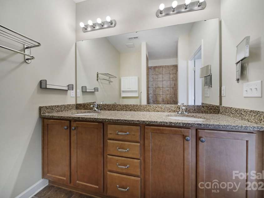 4919 Polo Gate Boulevard, Charlotte, NC 28216.  MLS# CAR4276719, YatesRealty ID 14140. Primary Bathroom