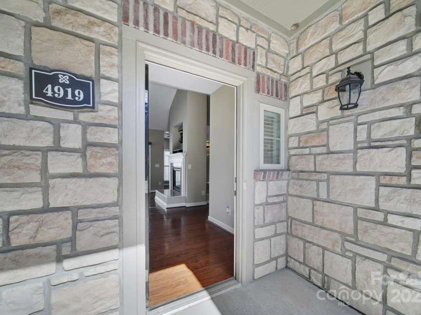 4919 Polo Gate Boulevard, Charlotte, NC 28216.  MLS# CAR4276719, YatesRealty ID 14140. Welcome Home!