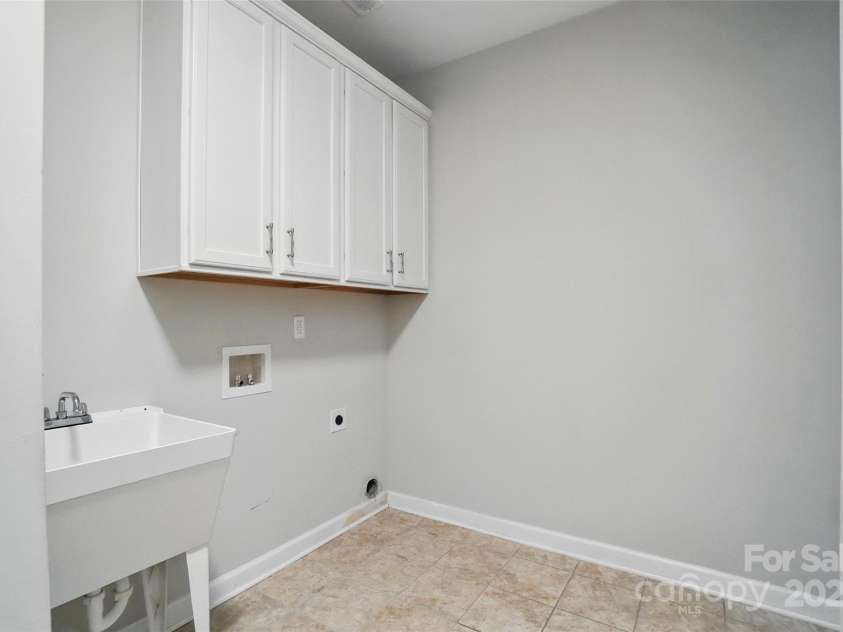 5028 Polo Gate Boulevard, Charlotte, NC 28216.  MLS# CAR4254991, YatesRealty ID 14146. 