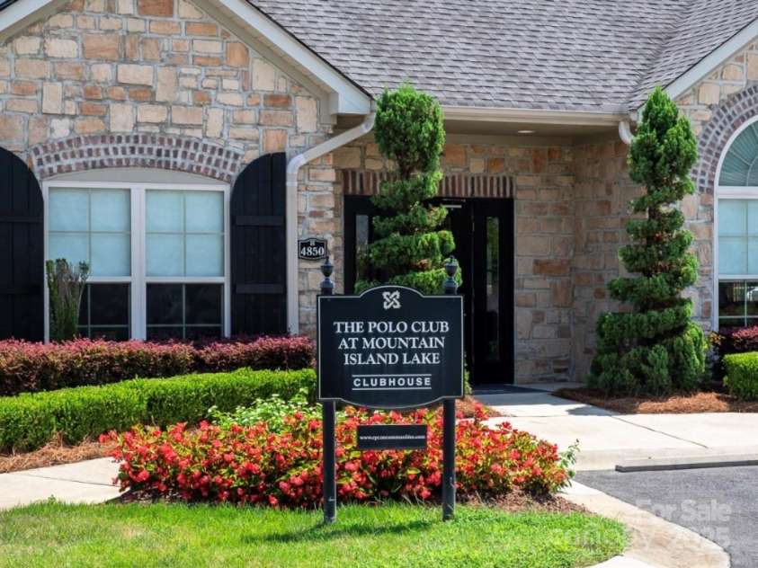 5028 Polo Gate Boulevard, Charlotte, NC 28216.  MLS# CAR4254991, YatesRealty ID 14146. 