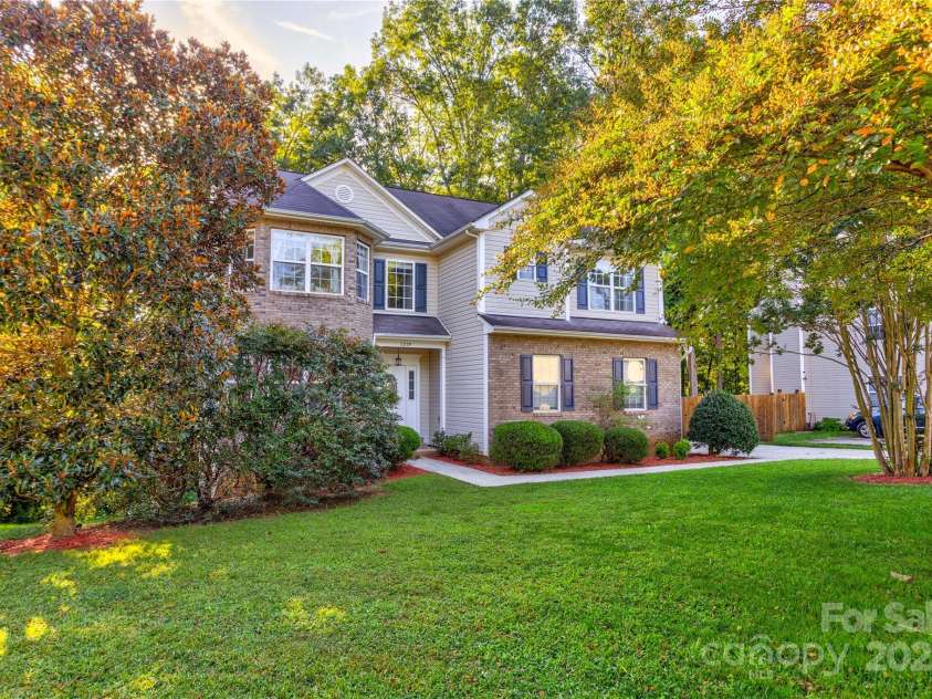 1229 Brecken Court, Kannapolis, NC 28081.  MLS# CAR4298369, YatesRealty ID 14150. Beautiful curb appeal and large 0.35 acre lot