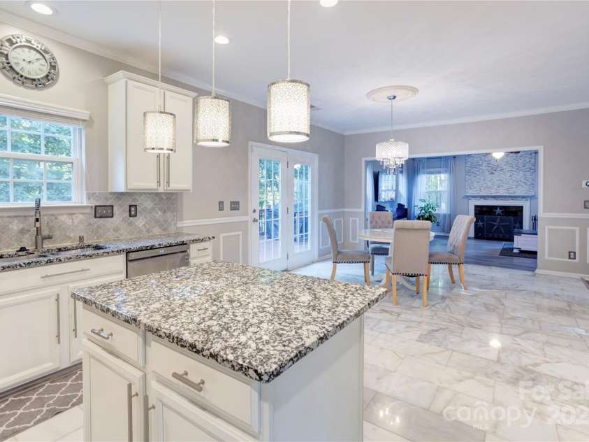1229 Brecken Court, Kannapolis, NC 28081.  MLS# CAR4298369, YatesRealty ID 14150. Kitchen island