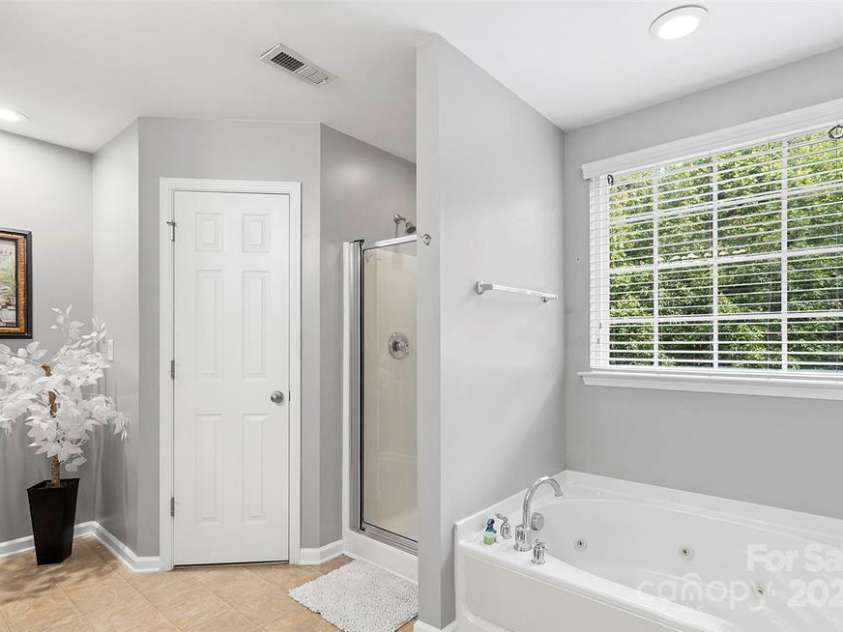 1229 Brecken Court, Kannapolis, NC 28081.  MLS# CAR4298369, YatesRealty ID 14150. Primary bath