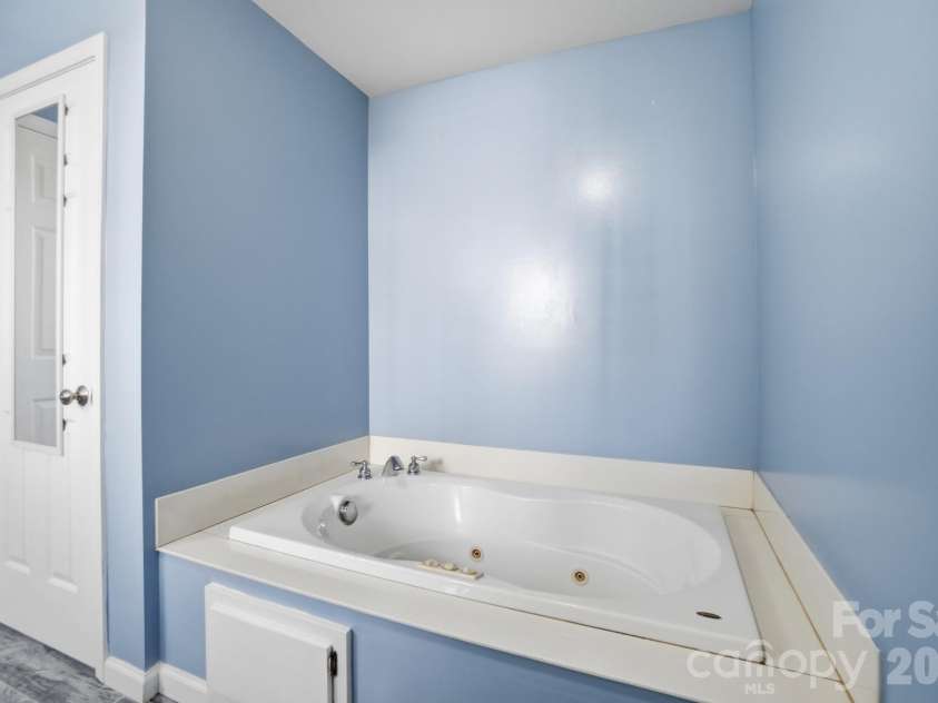 4425 Frank Dellinger Lane, Maiden, NC 28650.  MLS# CAR4368367, YatesRealty ID 14150. 