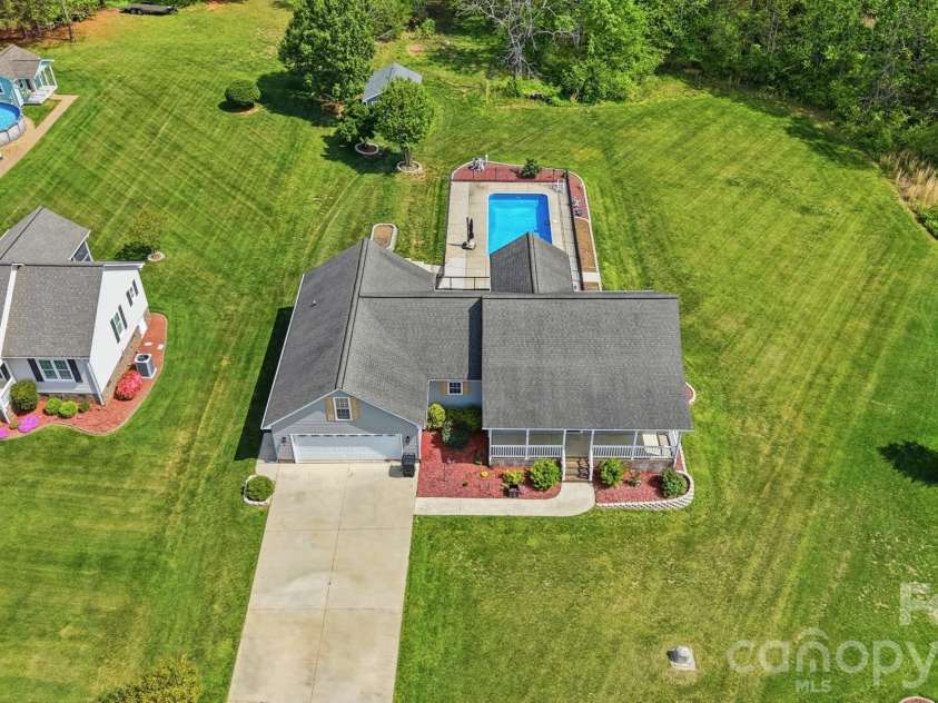 4425 Frank Dellinger Lane, Maiden, NC 28650.  MLS# CAR4368367, YatesRealty ID 14150. Large private yard