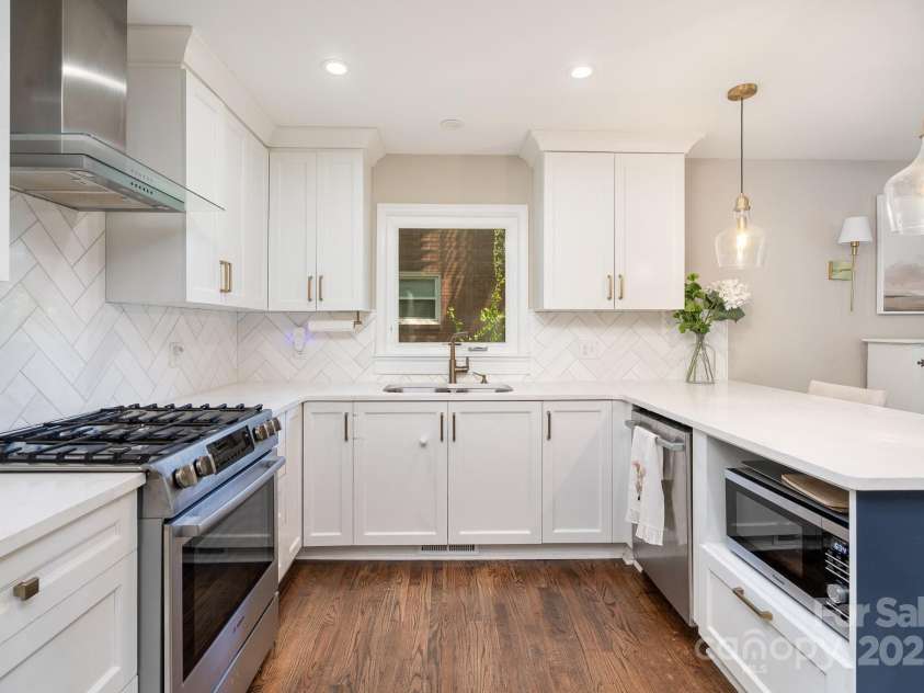 1043 Nancy Drive, Charlotte, NC 28211.  MLS# CAR4247909, YatesRealty ID 14151. 