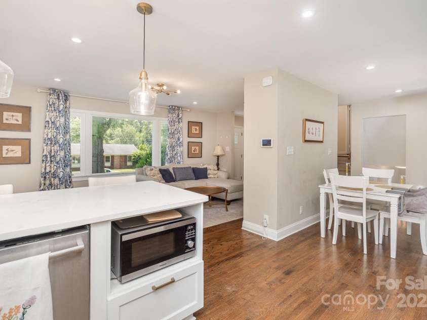 1043 Nancy Drive, Charlotte, NC 28211.  MLS# CAR4247909, YatesRealty ID 14151. 