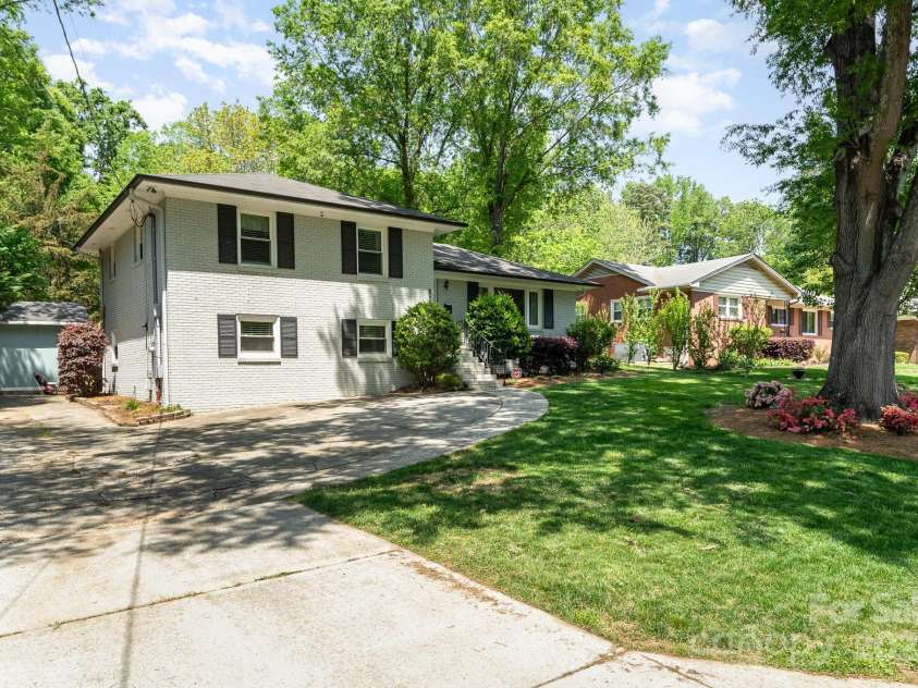 1043 Nancy Drive, Charlotte, NC 28211.  MLS# CAR4247909, YatesRealty ID 14151. Driveway