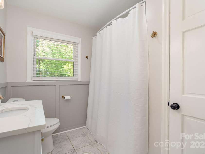 1043 Nancy Drive, Charlotte, NC 28211.  MLS# CAR4247909, YatesRealty ID 14151. Full-Bathroom Upstairs