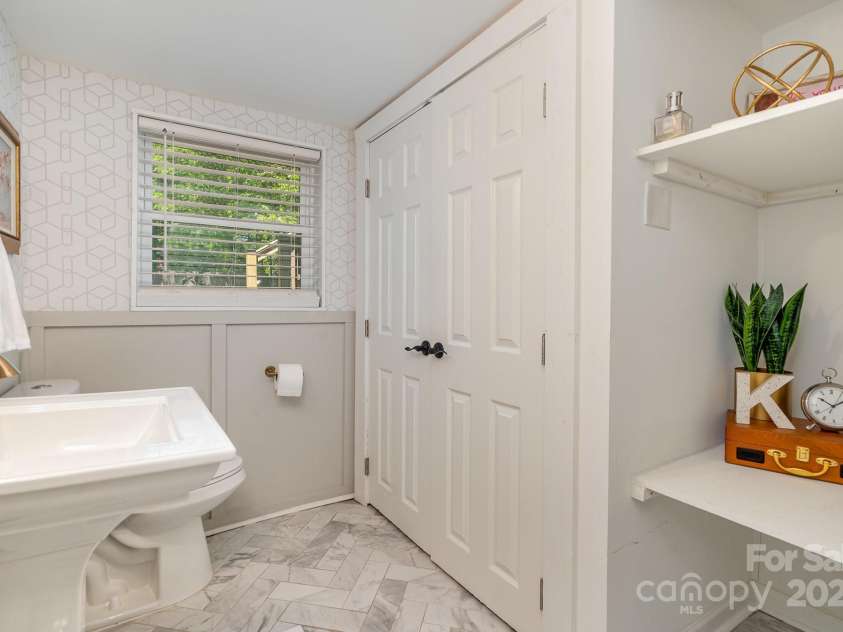 1043 Nancy Drive, Charlotte, NC 28211.  MLS# CAR4247909, YatesRealty ID 14151. Half-Bathroom