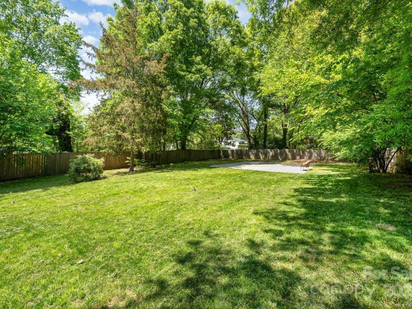 1043 Nancy Drive, Charlotte, NC 28211.  MLS# CAR4247909, YatesRealty ID 14151. Large Fenced in Yard