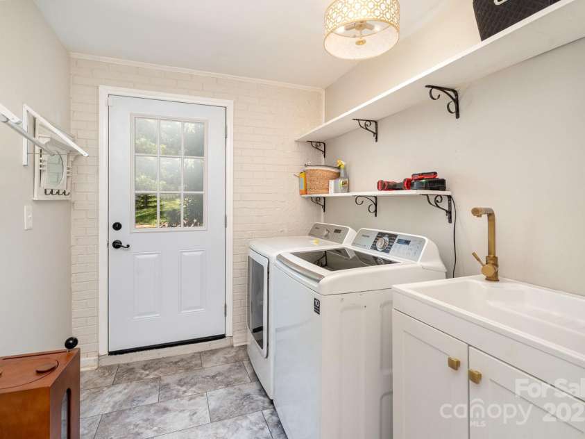 1043 Nancy Drive, Charlotte, NC 28211.  MLS# CAR4247909, YatesRealty ID 14151. Laundry with Utility Sink and Back Yard Access