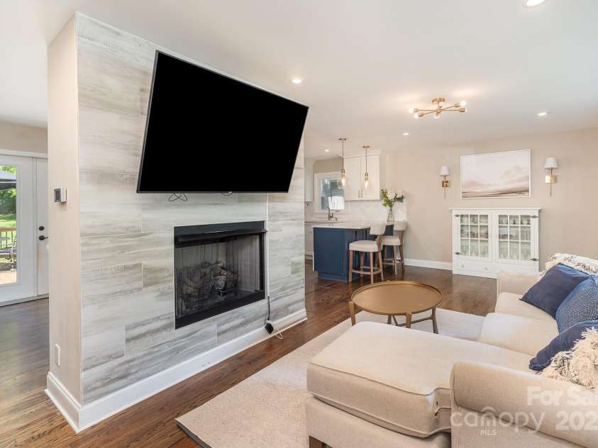 1043 Nancy Drive, Charlotte, NC 28211.  MLS# CAR4247909, YatesRealty ID 14151. Living Room