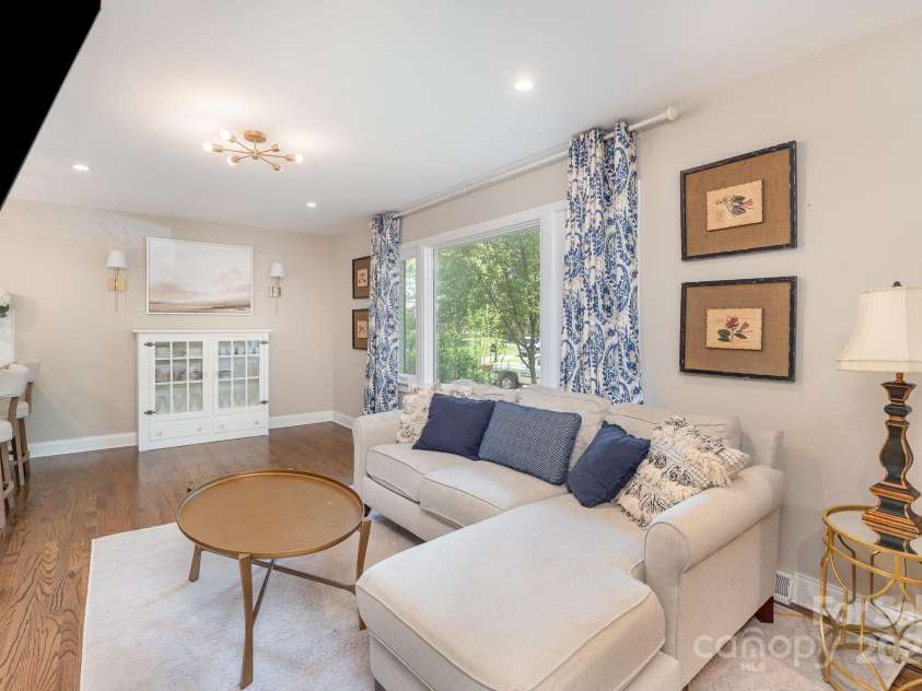 1043 Nancy Drive, Charlotte, NC 28211.  MLS# CAR4247909, YatesRealty ID 14151. Living Room