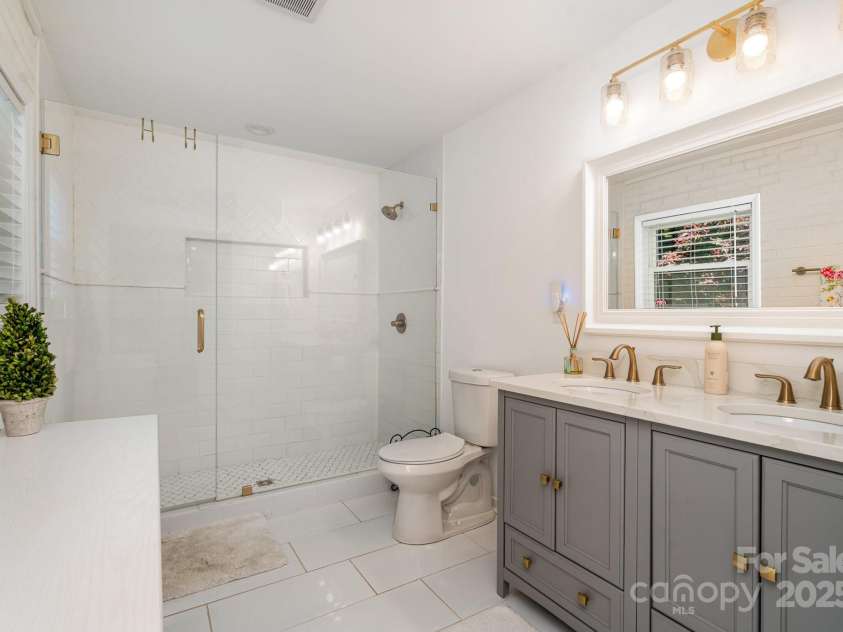 1043 Nancy Drive, Charlotte, NC 28211.  MLS# CAR4247909, YatesRealty ID 14151. Primary Bathroom