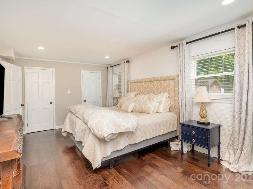 1043 Nancy Drive, Charlotte, NC 28211.  MLS# CAR4247909, YatesRealty ID 14151. Primary Bedroom