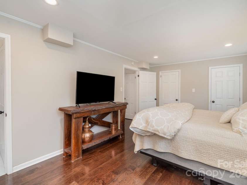 1043 Nancy Drive, Charlotte, NC 28211.  MLS# CAR4247909, YatesRealty ID 14151. Primary Bedroom with California Walk-Through Closet