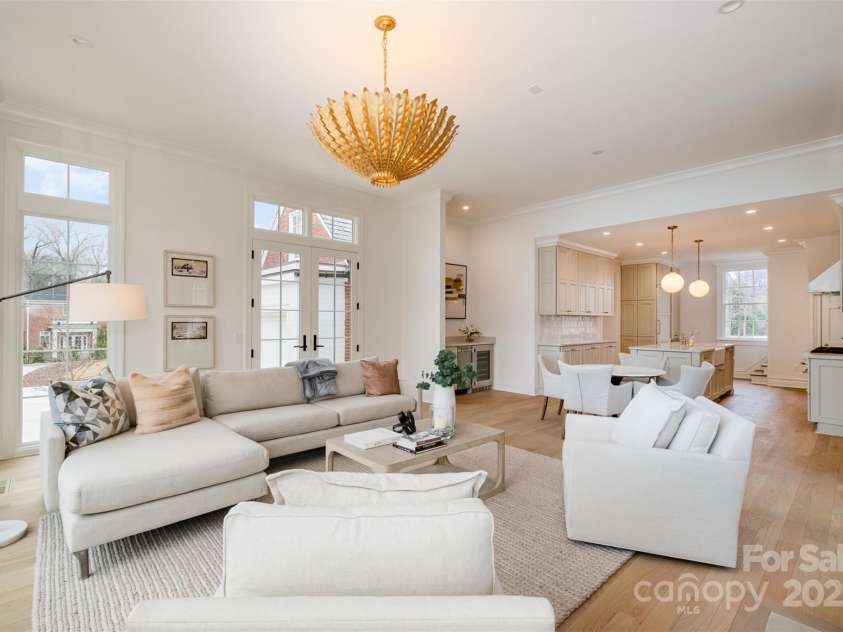 2400 Mecklenburg Avenue, Charlotte, NC 28205.  MLS# CAR4250989, YatesRealty ID 14152. Great Room