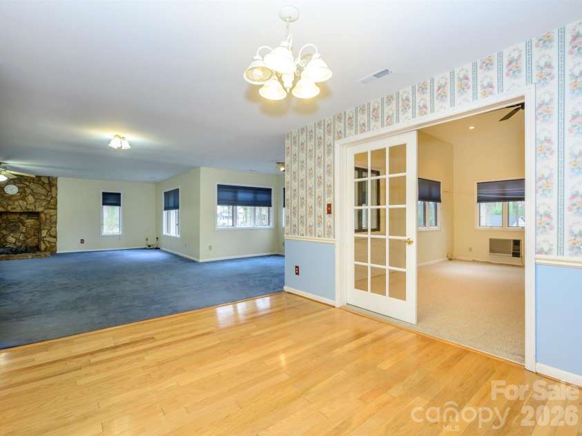 7600 Wallace Lane, Charlotte, NC 28212.  MLS# CAR4344455, YatesRealty ID 14152. Breakfast Area