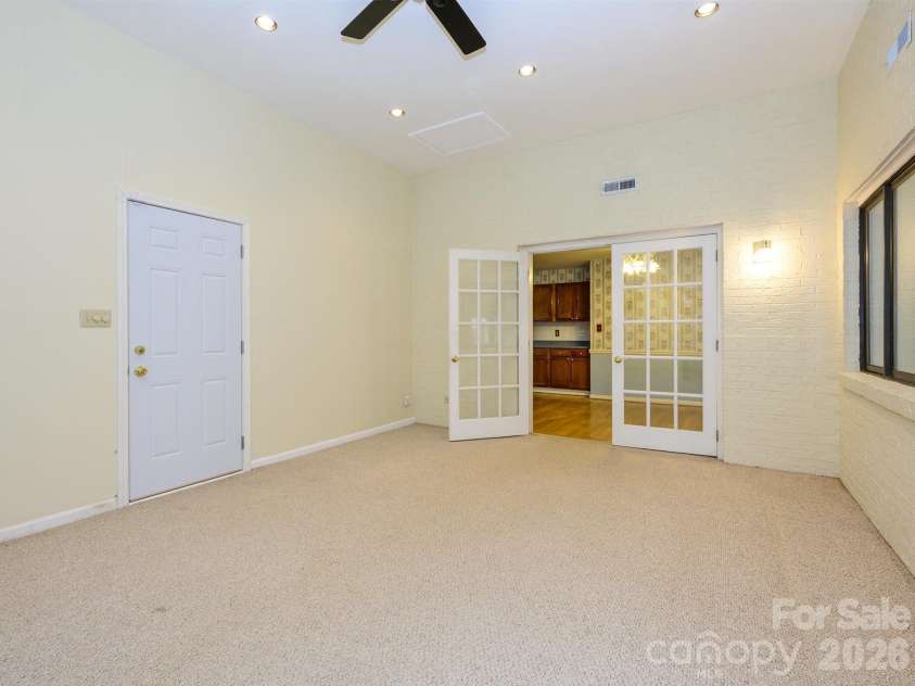 7600 Wallace Lane, Charlotte, NC 28212.  MLS# CAR4344455, YatesRealty ID 14152. Flex Space