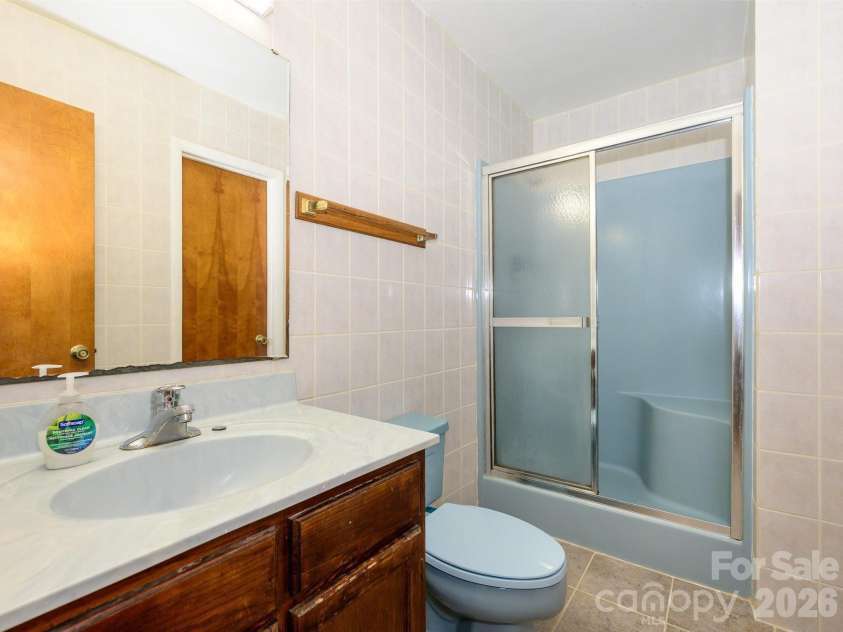 7600 Wallace Lane, Charlotte, NC 28212.  MLS# CAR4344455, YatesRealty ID 14152. Full Bathroom