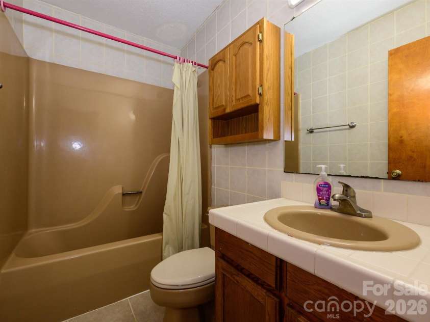 7600 Wallace Lane, Charlotte, NC 28212.  MLS# CAR4344455, YatesRealty ID 14152. Full Bathroom