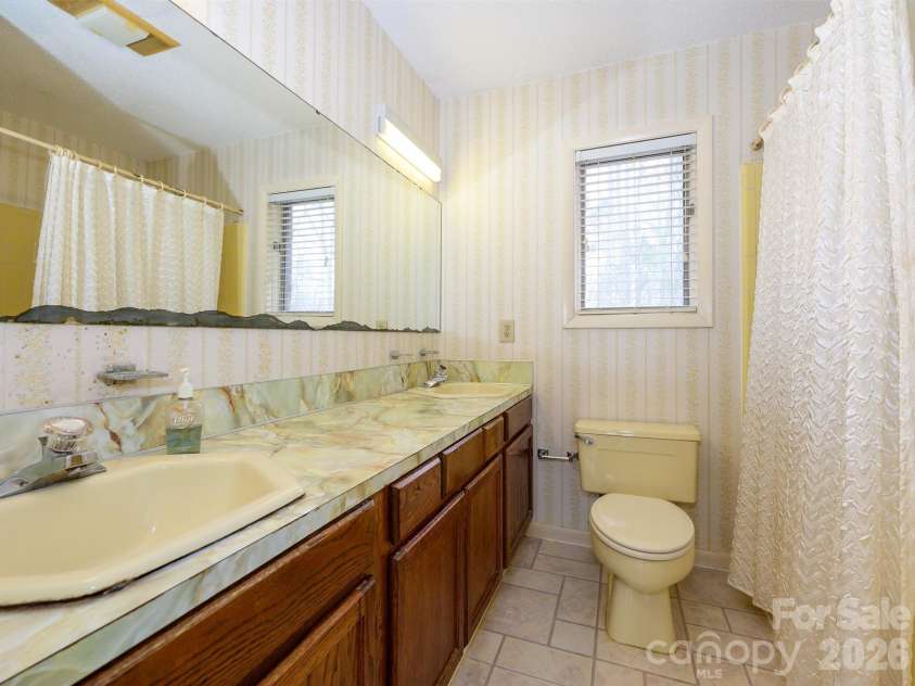7600 Wallace Lane, Charlotte, NC 28212.  MLS# CAR4344455, YatesRealty ID 14152. Primary Bathroom