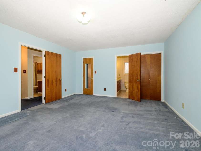7600 Wallace Lane, Charlotte, NC 28212.  MLS# CAR4344455, YatesRealty ID 14152. Primary Bedroom