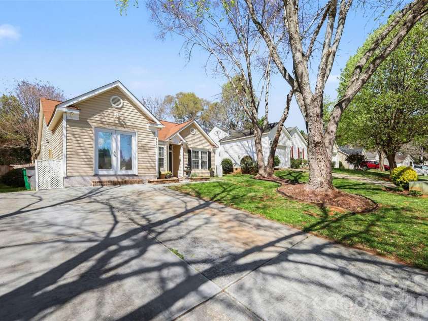 9113 Shenington Place, Charlotte, NC 28216.  MLS# CAR4359218, YatesRealty ID 14152. 