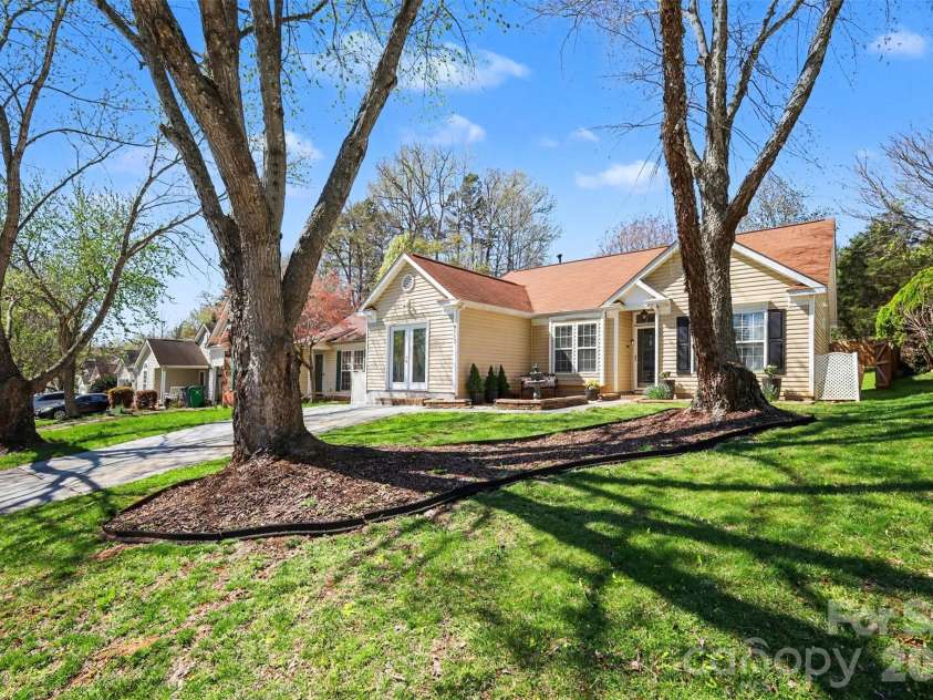 9113 Shenington Place, Charlotte, NC 28216.  MLS# CAR4359218, YatesRealty ID 14152. 